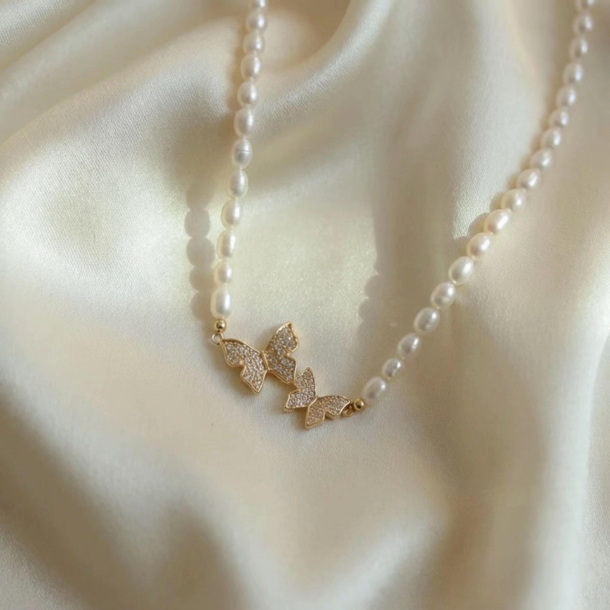 Fluttering Pearl Necklace
